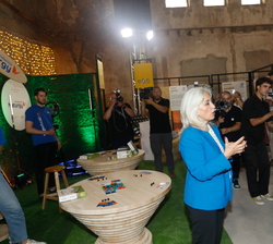 Su Majestad el Rey visita el espacio The win win lab, un laboratorio de ideas a cargo de Naturgy que recorre las localidades de la España rural